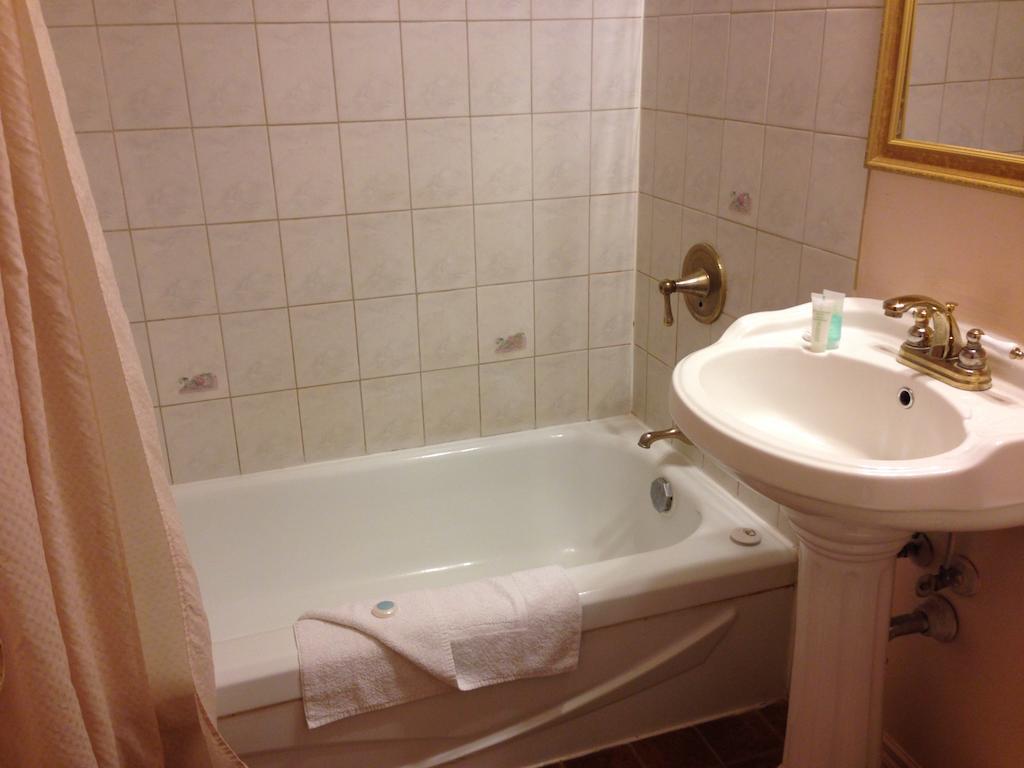 Traveller'S Inn Доусън Крийк Стая снимка