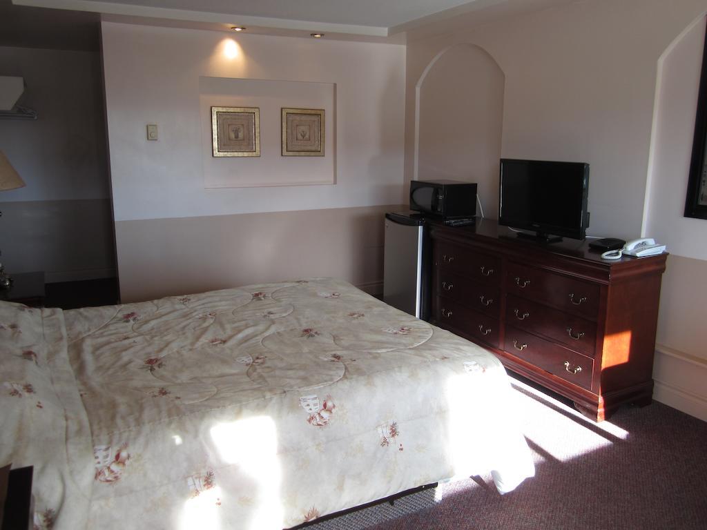 Traveller'S Inn Доусън Крийк Екстериор снимка