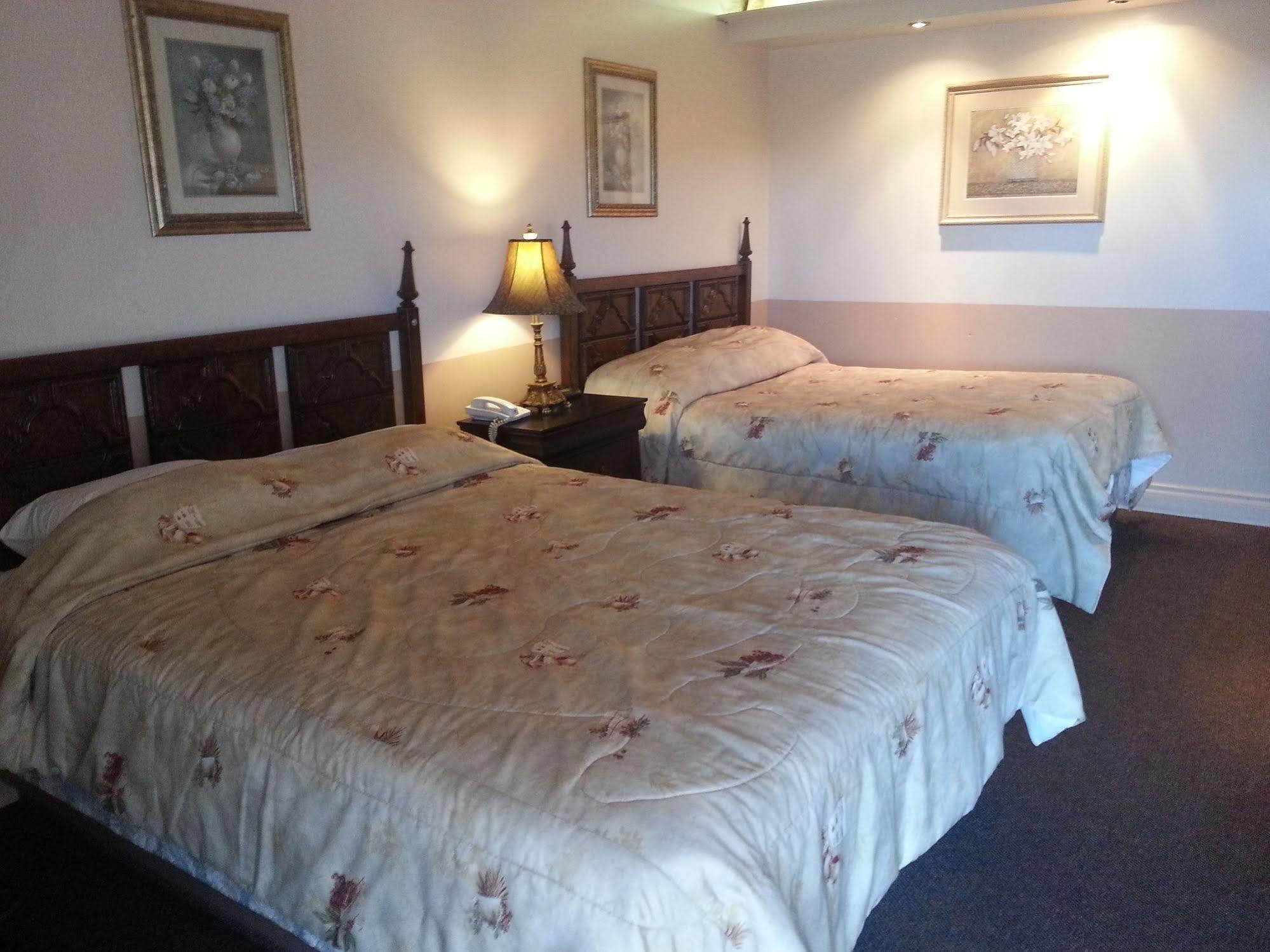 Traveller'S Inn Доусън Крийк Екстериор снимка