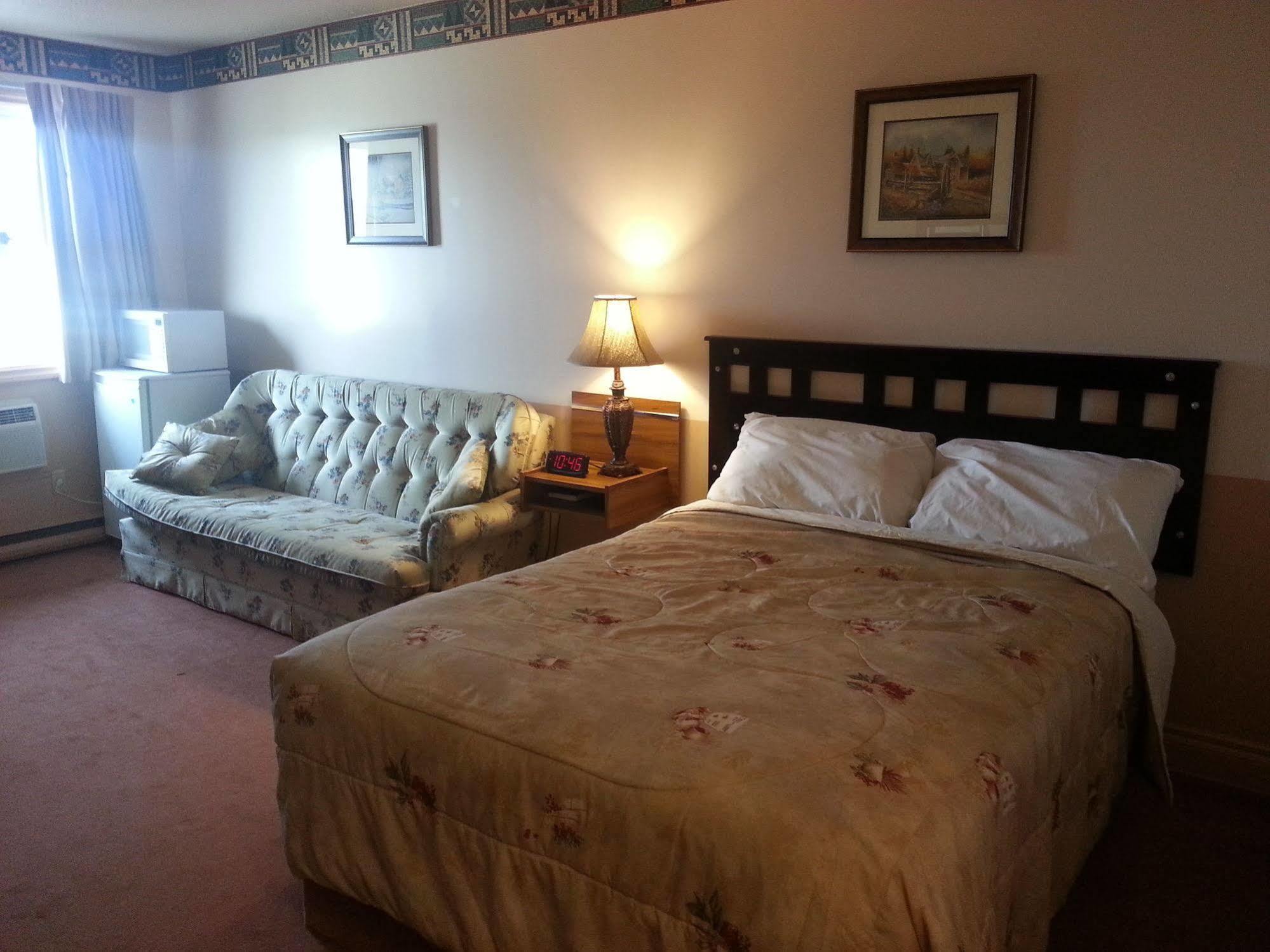 Traveller'S Inn Доусън Крийк Екстериор снимка