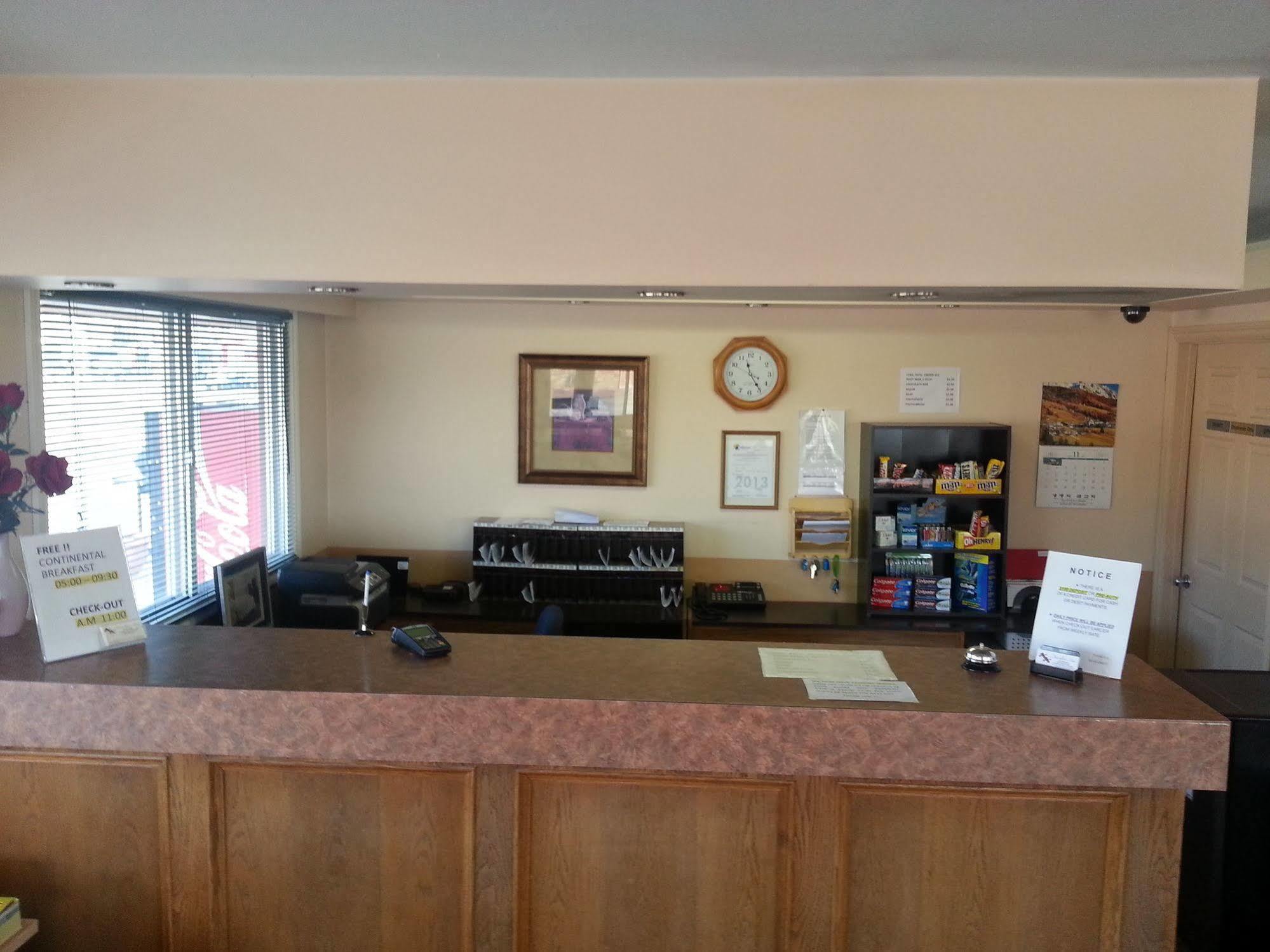 Traveller'S Inn Доусън Крийк Екстериор снимка