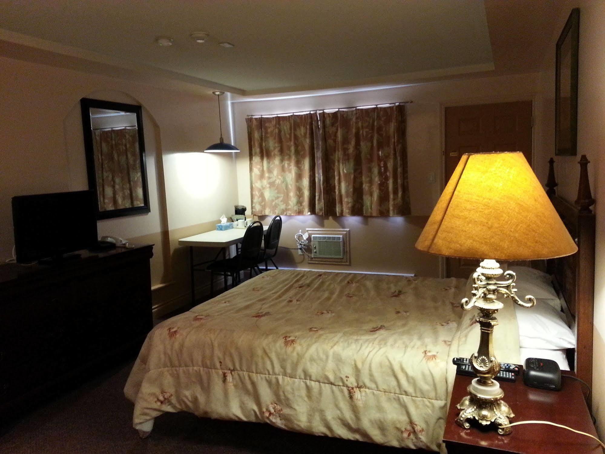 Traveller'S Inn Доусън Крийк Екстериор снимка